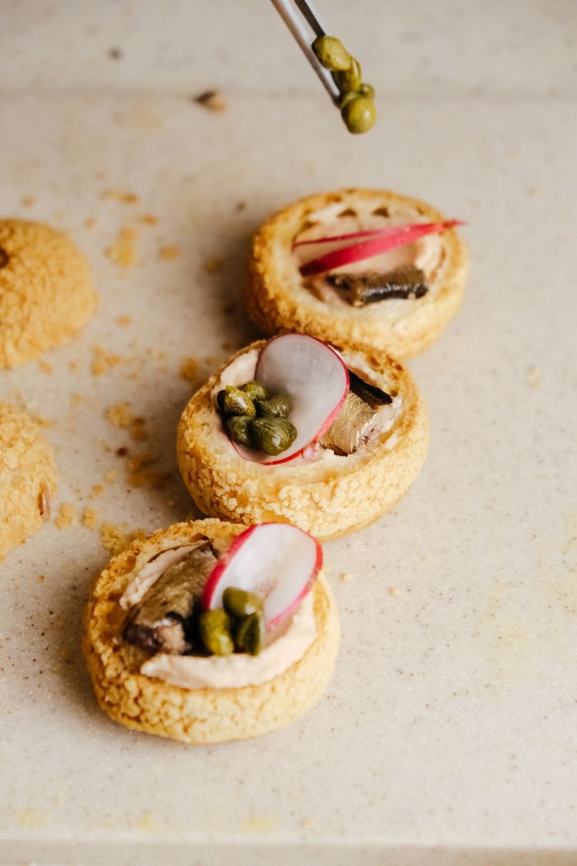 Шу з паштетом із копченої салаки